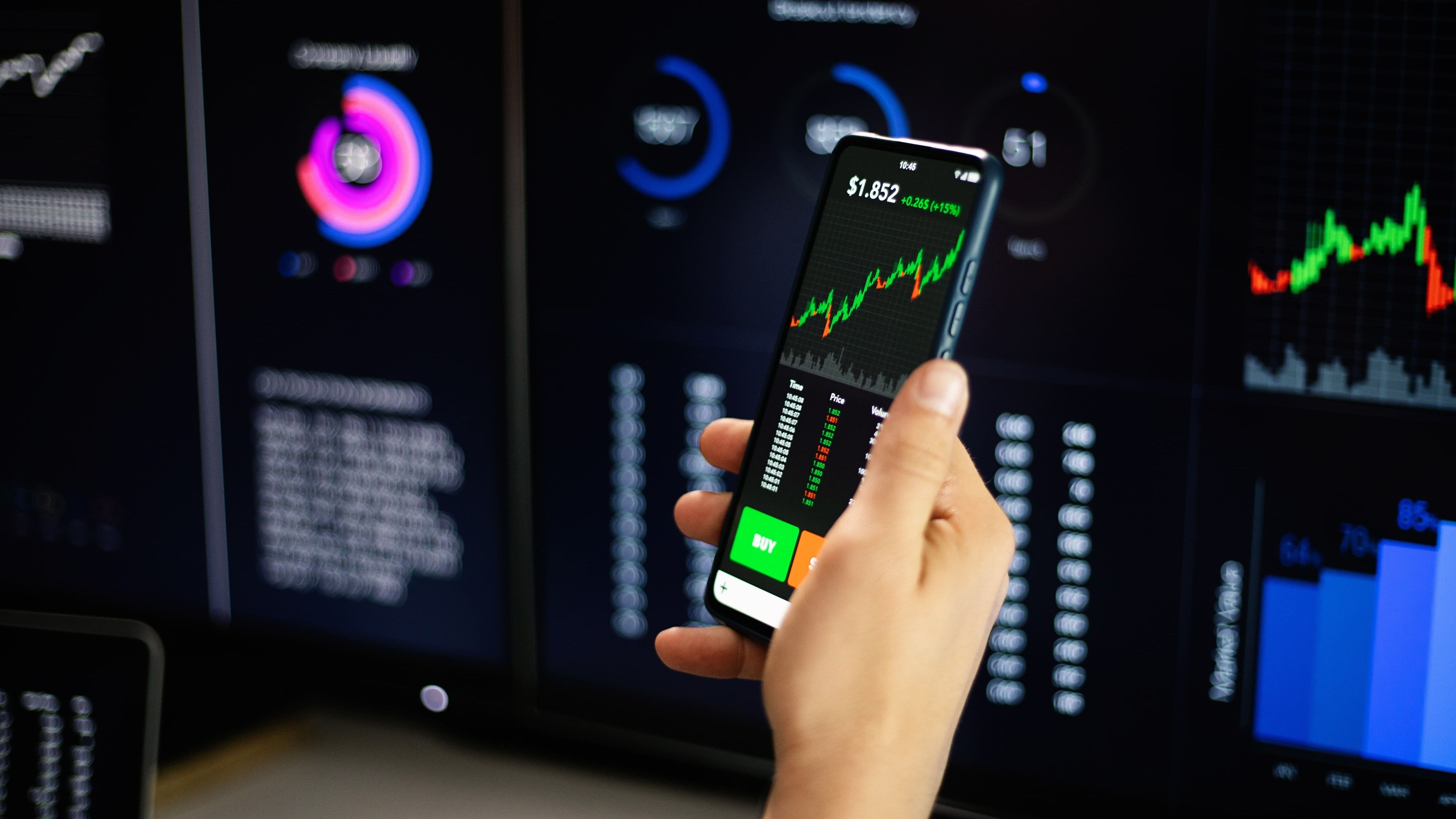 Jemand h&auml;lt das Handy mit dem Mobilen Broker in der Hand